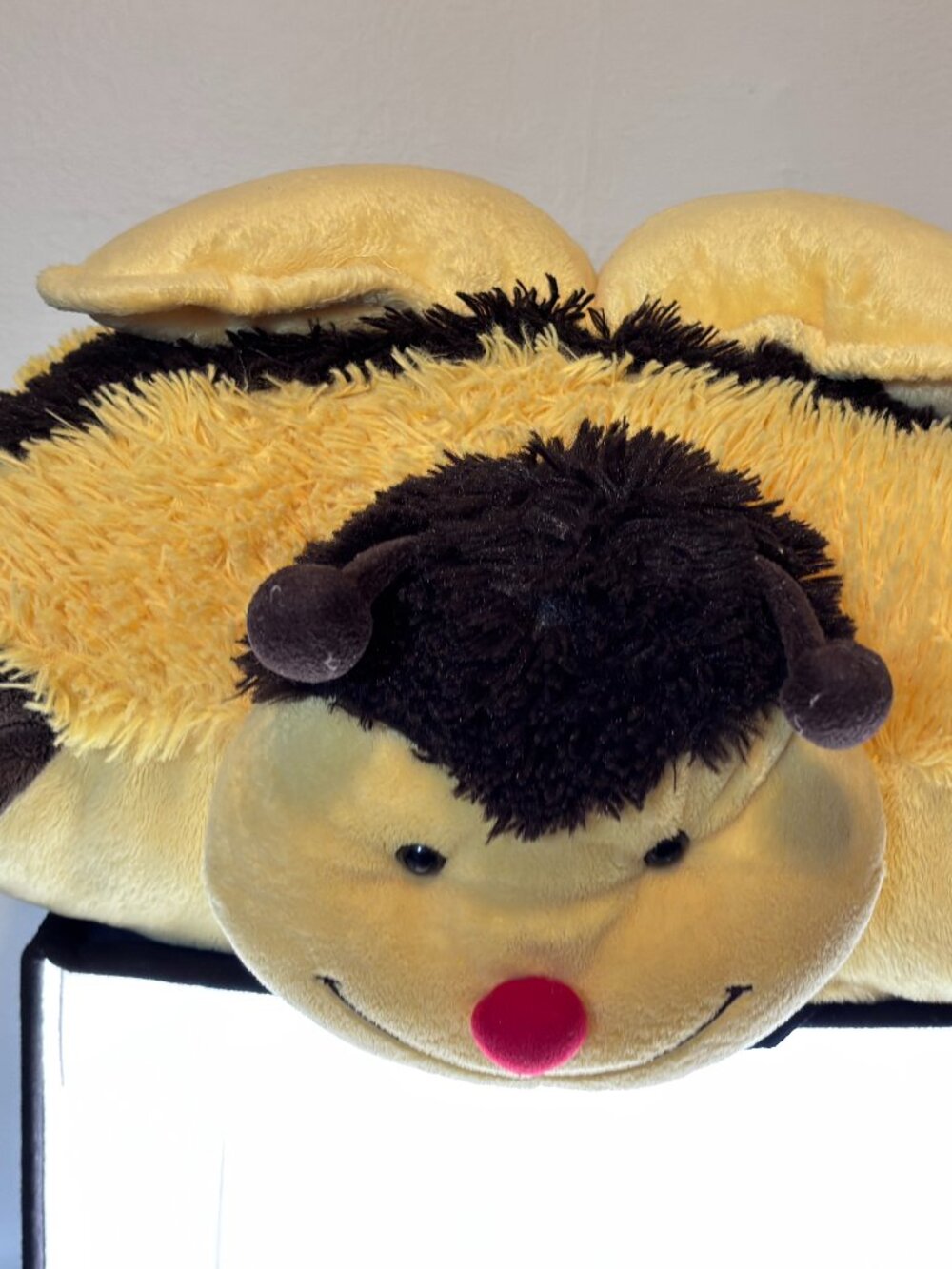2010 Pillow Pet Pee-Wee Bumbly Bumble Bee Plush large 18” Yellow Black insect